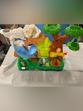 Fisher Price Little People Zoo Talkers Animal Sounds Safari Treehouse Playset